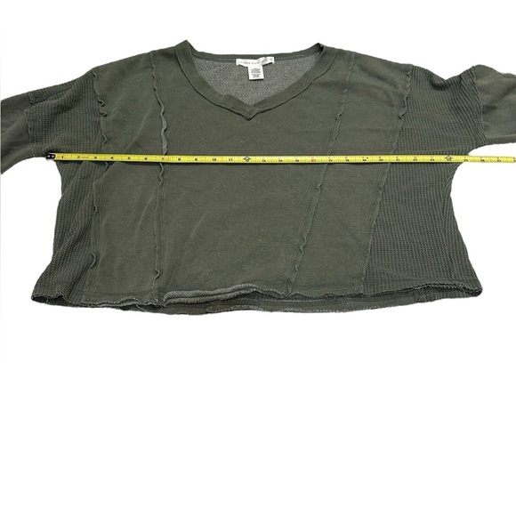 Altar’d State Women’s Army Green Scoop Neck Raw Sweater Small - Picture 6 of 7